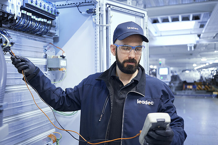 [Translate to Spanish:] Electrical and Mechanical Installation